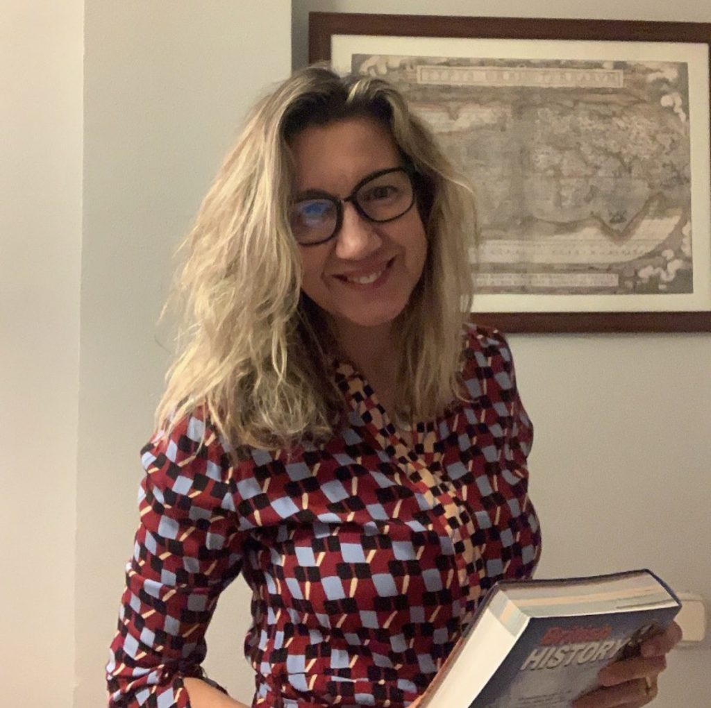 Imagen de profesora de inglés para empresas sosteniendo un libro