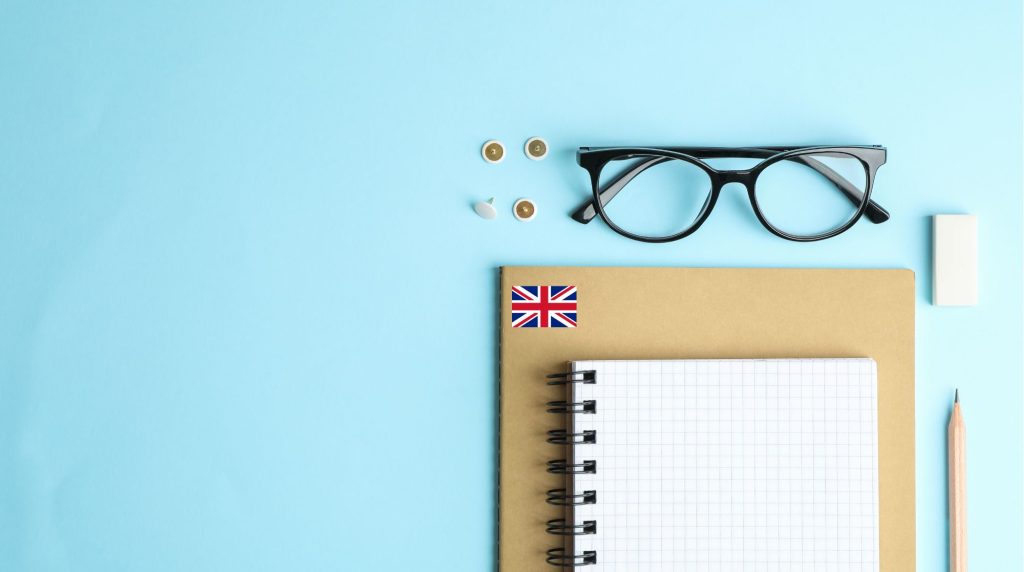 imagen de un cuaderno de inglés para empresas con unas gafas